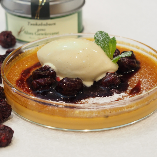 Gebrannte Karamellcreme mit Sauerkirschen und Tonkabohneneis